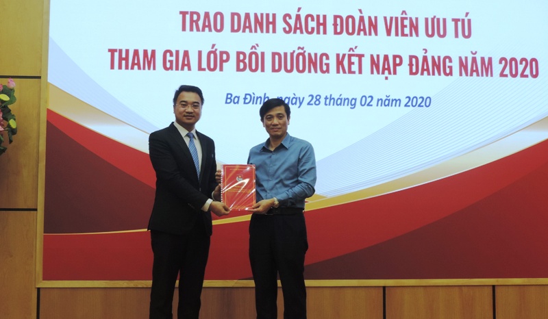 Đoàn Thanh niên quận Ba Đình trao danh sách đoàn viên ưu tú tham gia lớp bồi dưỡng kết nạp Đảng tới Đảng bộ quận Ba Đình