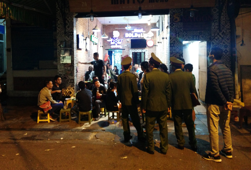 Một số nhà hàng, quán bar vẫn sáng đèn sau 0 giờ, lực lượng chức năng Công an quận Hoàn Kiếm đã nhắc nhở, yêu cầu thực hiện nghiêm công tác phòng dịch Covid-19