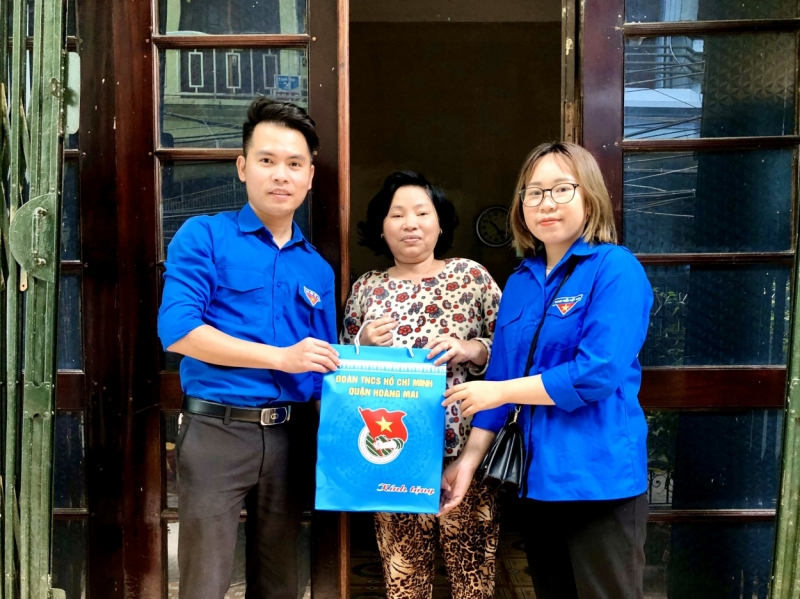 Quận đoàn Hoàng Mai tặng khẩu trang, nước rửa tay sát khuẩn tới các hộ nghèo