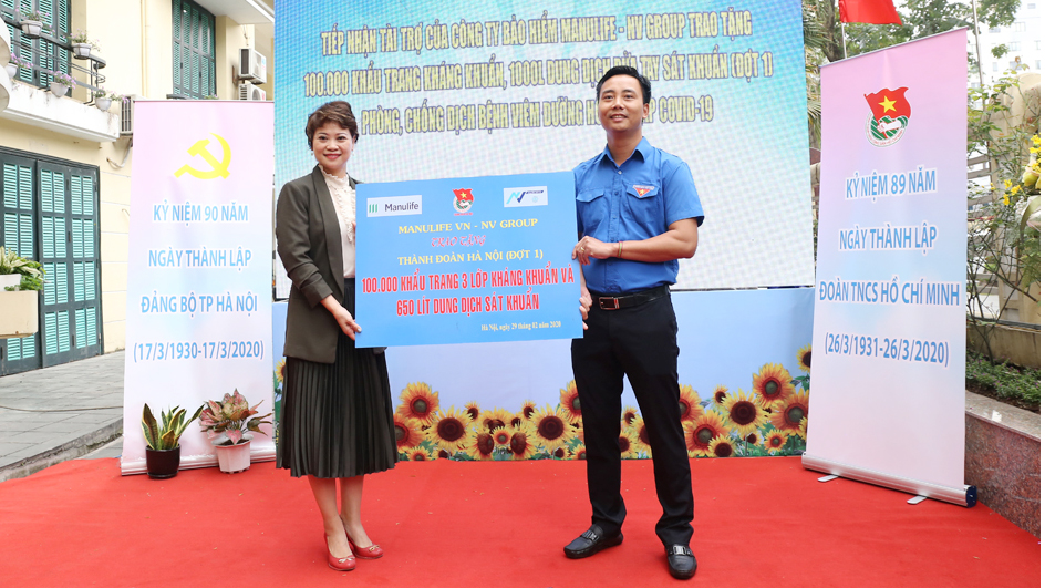 Manulife Việt Nam trao tặng Thành đoàn Hà Nội 100.000 khẩu trang và 650 lít dung dịch sát khuẩn 