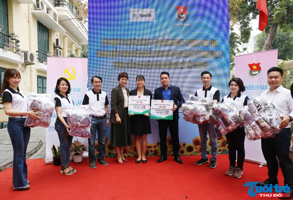 Đại diện vùng kinh doanh Nam Vũ miền Bắc, trực thuộc Manulife Việt Nam trao tặng khẩu trang và dung dịch sát khuẩn tới đại diện các trường đại học và cao đẳng trên địa bàn Hà Nội