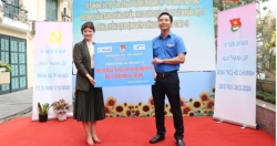 Manulife Việt Nam trao tặng Thành đoàn Hà Nội 100.000 khẩu trang và 650 lít dung dịch sát khuẩn 