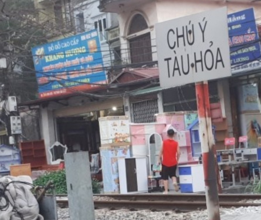 Bất chấp cảnh báo, hàng quán vẫn bày bán ngay sát khu vực đường ray tàu hỏa