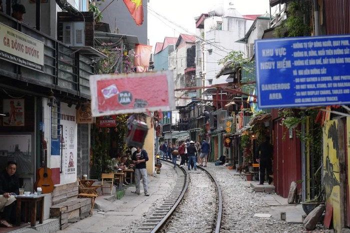 Phố cà phê đường tàu hoạt động trở lại