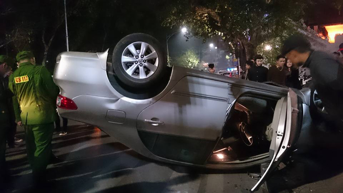 Hà Nội: Tai nạn kinh hoàng trong đêm, 2 người nhập viện cấp cứu