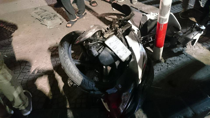 Hà Nội: Tai nạn kinh hoàng trong đêm, 2 người nhập viện cấp cứu