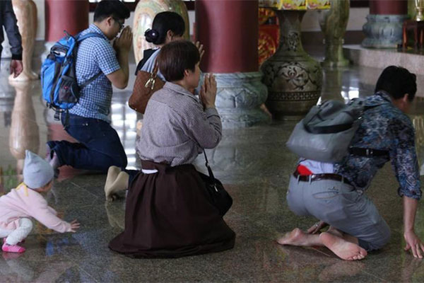 Đà Nẵng: Chùa Linh Ứng cho du khách mượn váy quây tránh ăn mặc phản cảm