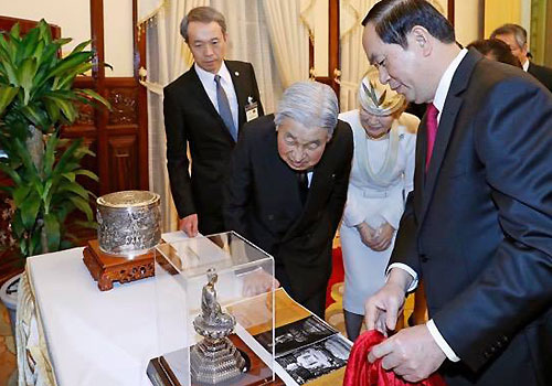 Nhà vua và Hoàng hậu Nhật tặng Chủ tịch nước cùng phu nhân 3 món quà