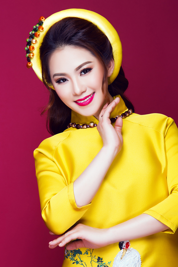 Lương Bích Hữu trẻ trung khoe sắc trong áo dài của nhà thiết kế Minh Châu