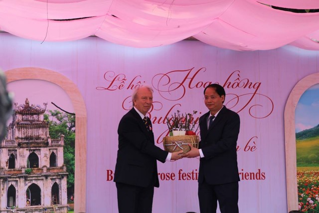 Rực rỡ lễ hội hoa hồng Bulgaria tại Hà Nội