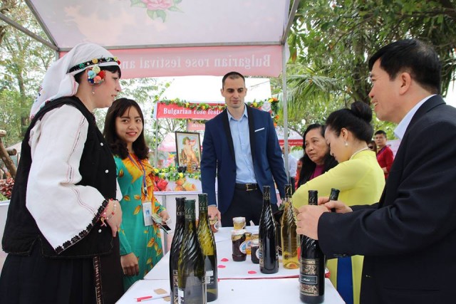 Rực rỡ lễ hội hoa hồng Bulgaria tại Hà Nội