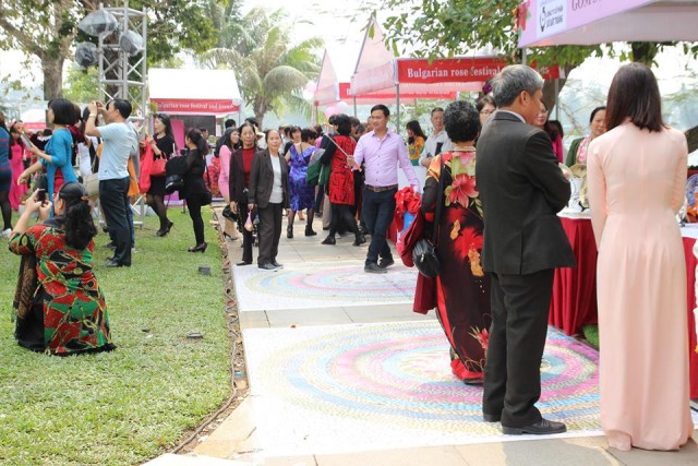 Rực rỡ lễ hội hoa hồng Bulgaria tại Hà Nội