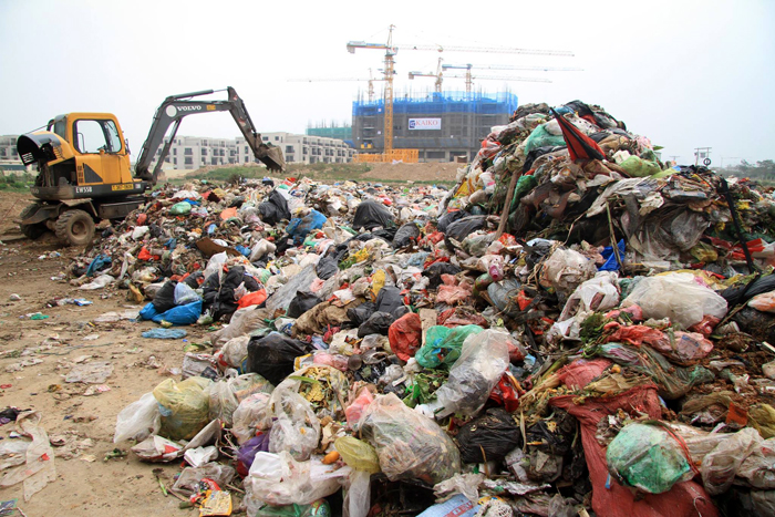 Hà Nội: Người dân bắt quả tang nhiều xe chở rác đổ trộm phế thải ra đường Trần Hữu Dực