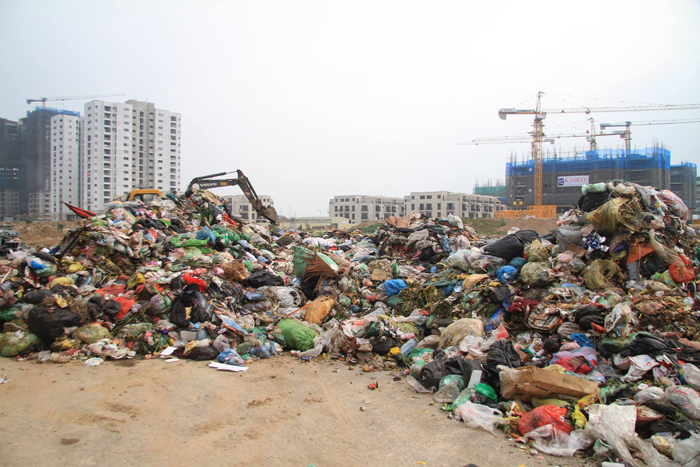 Hà Nội: Người dân bắt quả tang nhiều xe chở rác đổ trộm phế thải ra đường Trần Hữu Dực