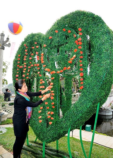 Ngẩn ngơ với “Trái tim hoa hồng” từ 6.000 bông hồng tỉ muội của họa sĩ Nguyễn Thu Thủy