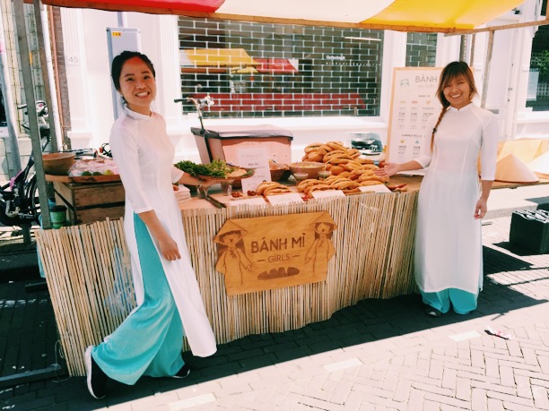 Cô gái trẻ mang bánh mì Việt đến Hà Lan