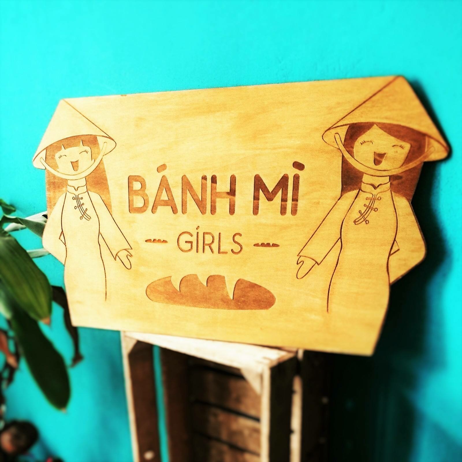 Cô gái trẻ mang bánh mì Việt đến Hà Lan