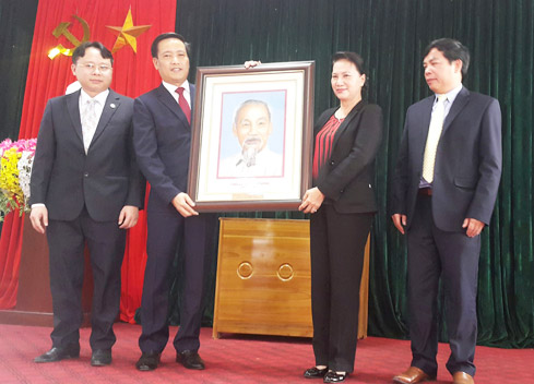 Chủ tịch Quốc hội: “Không để bà con khổ sở sau khi hiến đất“
