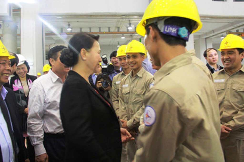 Chủ tịch Quốc hội: “Không để bà con khổ sở sau khi hiến đất“