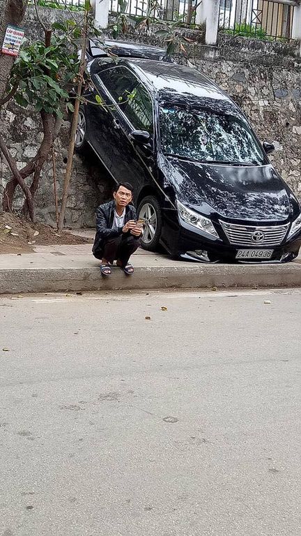 Lào Cai: Nhầm chân phanh khi lùi, Toyota Camry 