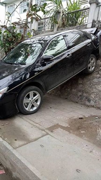 Lào Cai: Nhầm chân phanh khi lùi, Toyota Camry 
