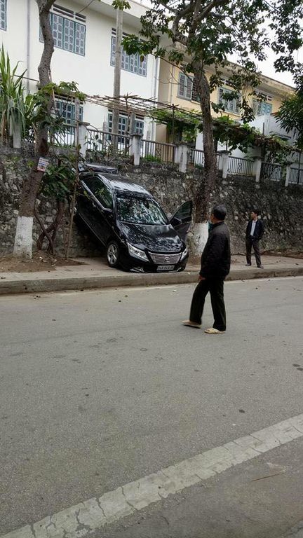 Lào Cai: Nhầm chân phanh khi lùi, Toyota Camry 