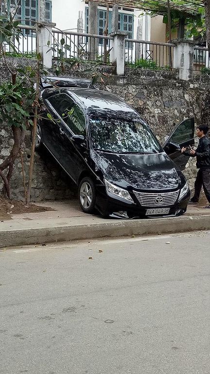 Lào Cai: Nhầm chân phanh khi lùi, Toyota Camry 