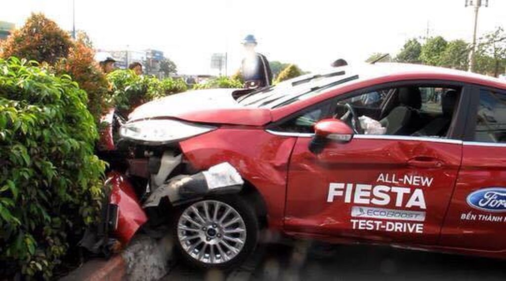 Sài Gòn: Ford Fiesta lao