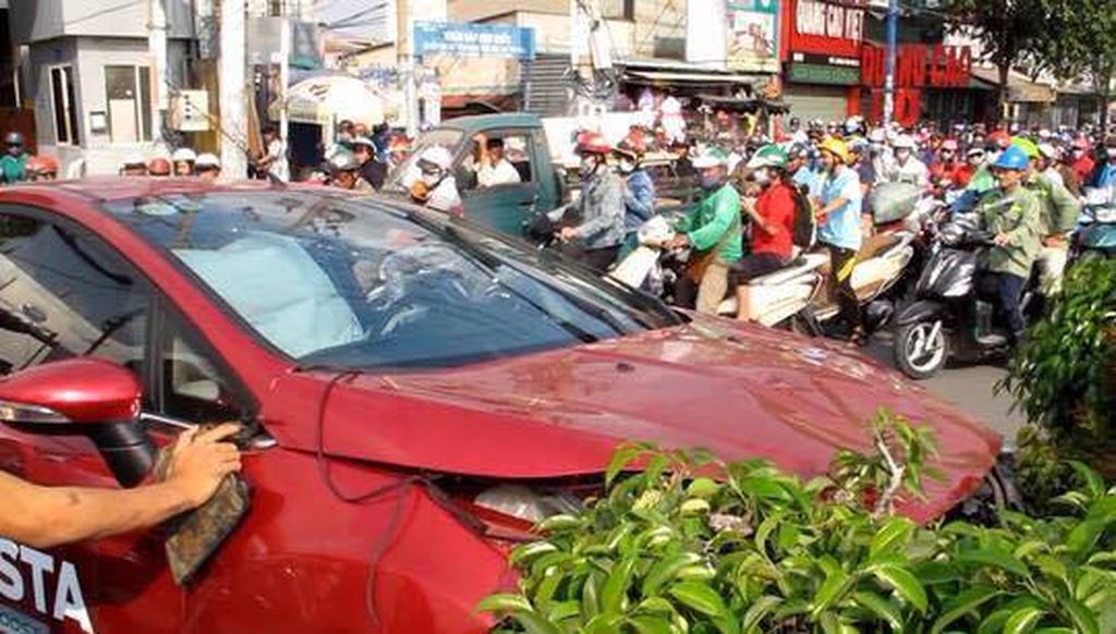 Sài Gòn: Ford Fiesta lao 