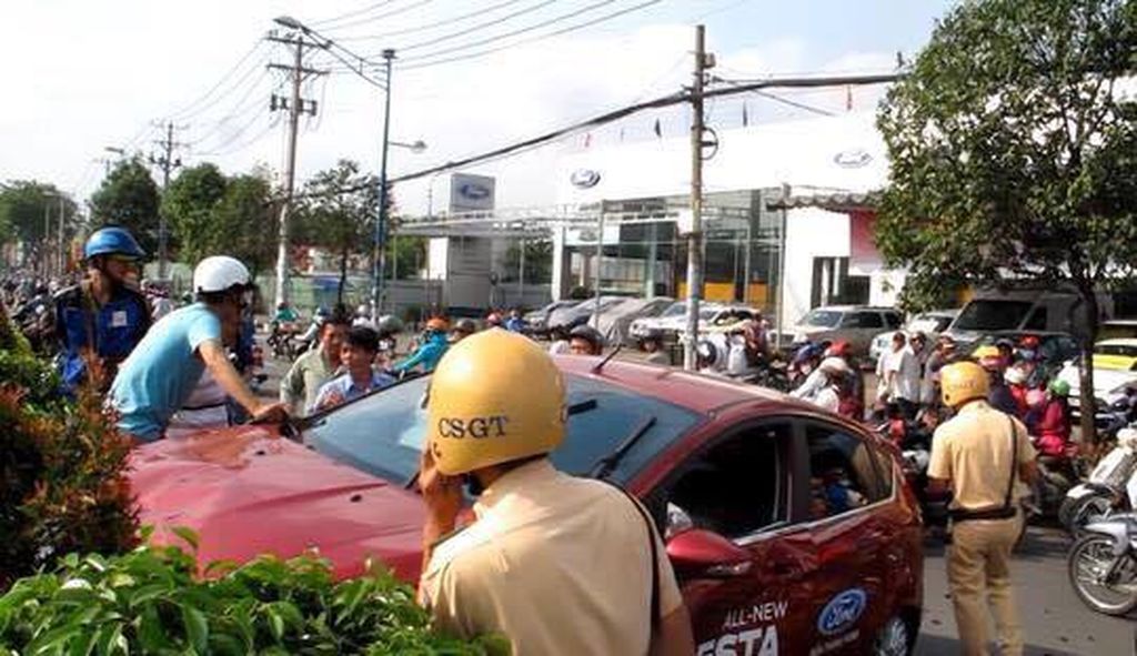 Sài Gòn: Ford Fiesta lao 