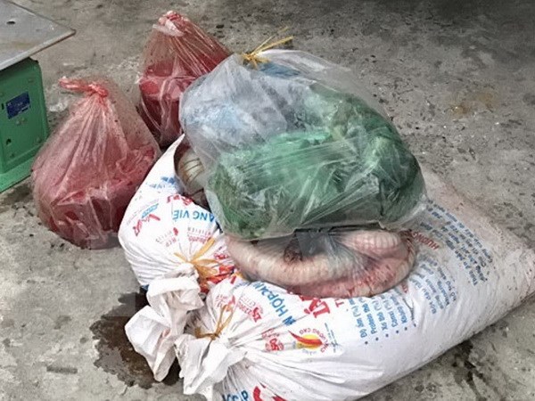 Thu hơn 2 tấn thịt động vật đã bốc mùi hôi thối trên đường về Hà Nội
