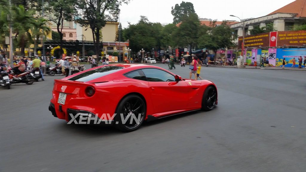 Siêu ngựa F12 Berlinetta của Cường Đô la bất ngờ chuyển màu đen huyền bí