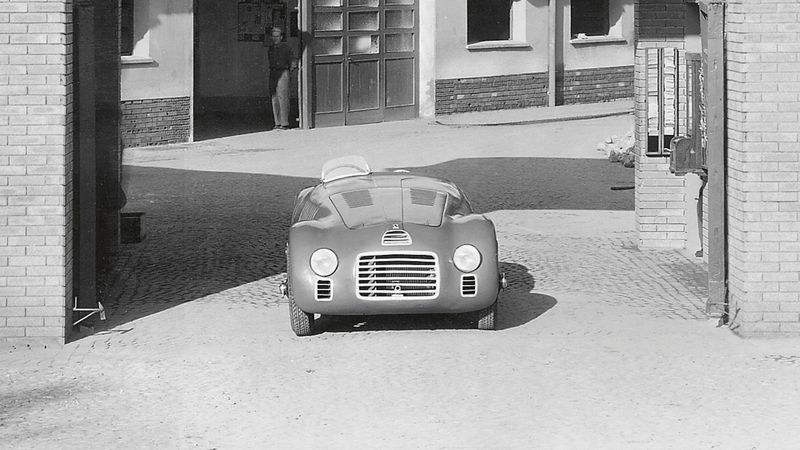 [VIDEO] Enzo Ferrari cho ra đời chiếc xe đầu tiên vào 70 năm trước