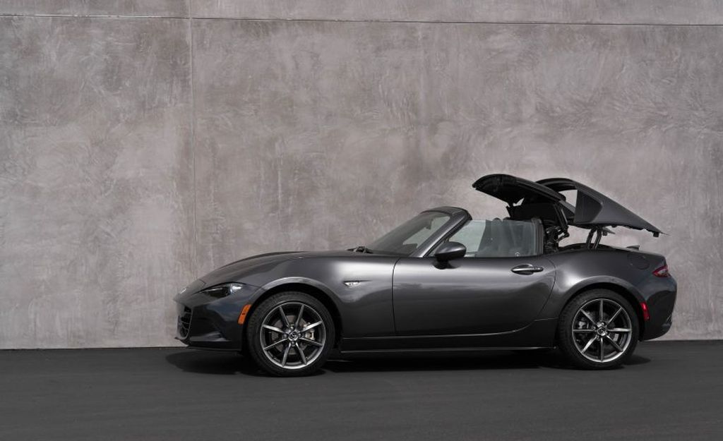Mazda MX-5 Miata RF 2017 - chiếc xe thể thao đẹp và thiết thực