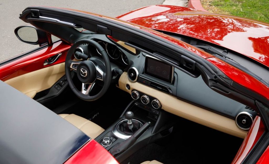 Mazda MX-5 Miata RF 2017 - chiếc xe thể thao đẹp và thiết thực