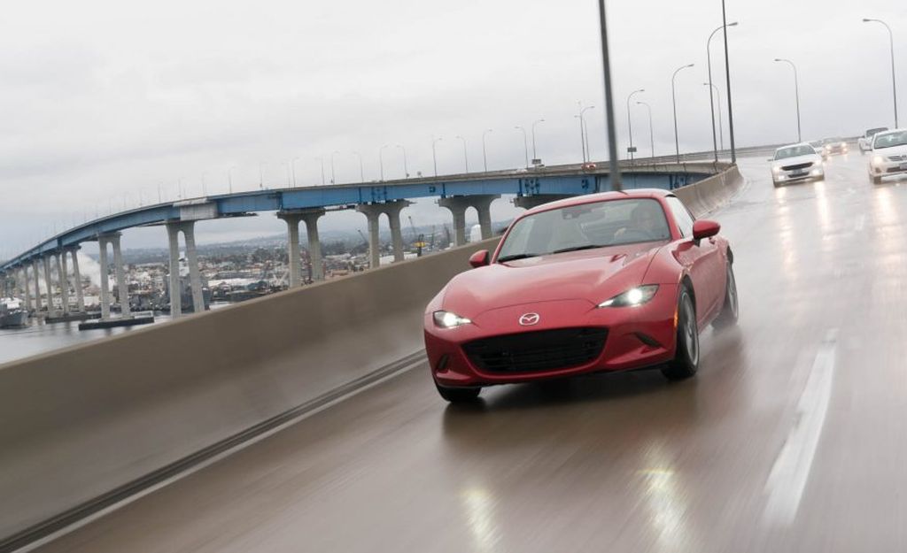 Mazda MX-5 Miata RF 2017 - chiếc xe thể thao đẹp và thiết thực