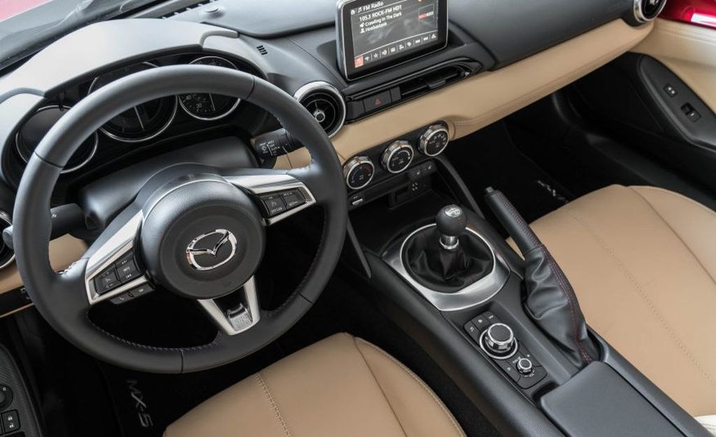 Mazda MX-5 Miata RF 2017 - chiếc xe thể thao đẹp và thiết thực