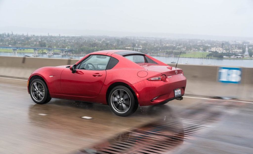 Mazda MX-5 Miata RF 2017 - chiếc xe thể thao đẹp và thiết thực