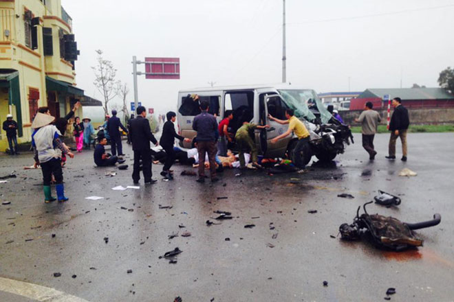 Xe đón dâu va chạm xe tải ở Hà Nam, 17 người thương vong