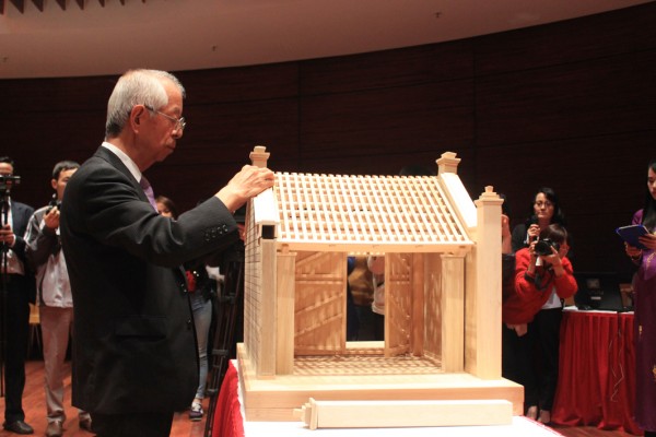 Giáo sư Nhật Bản phục dựng mô hình cổng làng Mông Phụ