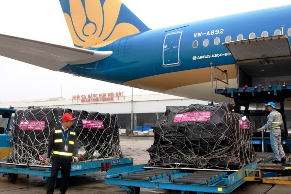 Vietnam Airlines và Quỹ Airbus vận chuyển miễn phí máy lọc thận nhân tạo cho Bệnh viện Thận Hà Nội