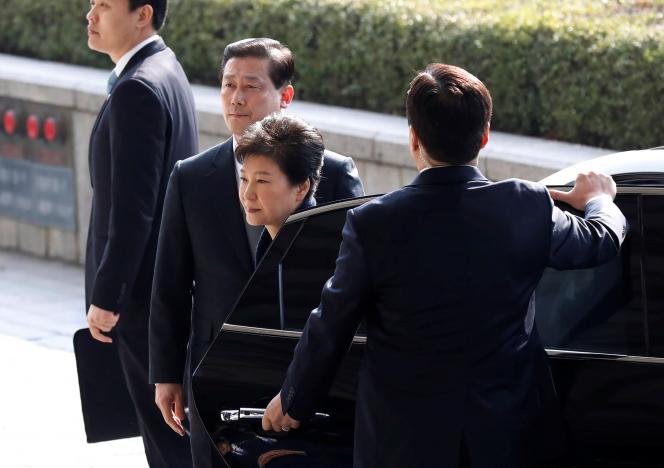 Bà Park Geun-hye tới văn phòng công tố viên để chịu thẩm vấn