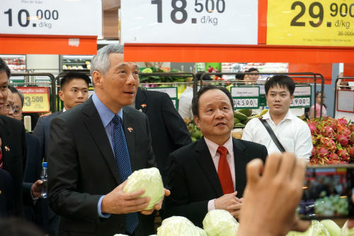Thủ tướng Singapore Lý Hiển Long đi siêu thị ở Sài Gòn