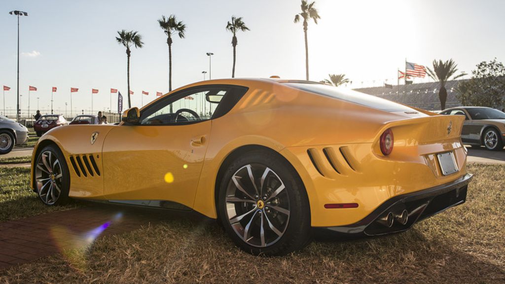 [VIDEO] Thiếu niên 16 tuổi lái Ferrari SP 275 RW Competizione gây sốt trên mạng
