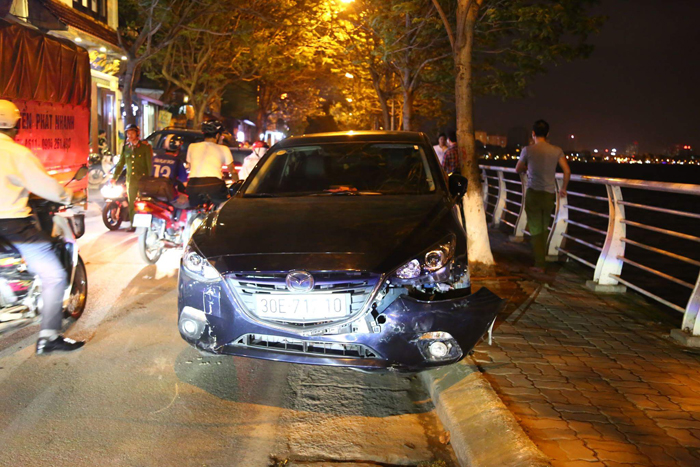 Hà Nội: Xế hộp mất lái, gây tai nạn liên hoàn khiến một nữ sinh bị thương nặng