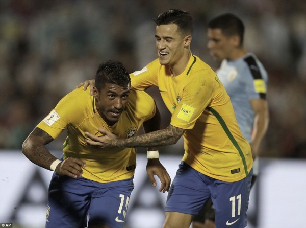 Paulinho tỏa sáng bất ngờ, đưa Brazil tới gần VCK