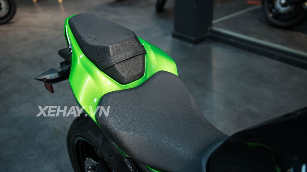 Cận cảnh Kawasaki Z900 - Kẻ thay thế “đàn anh” Z800 mới ra mắt tại Việt Nam