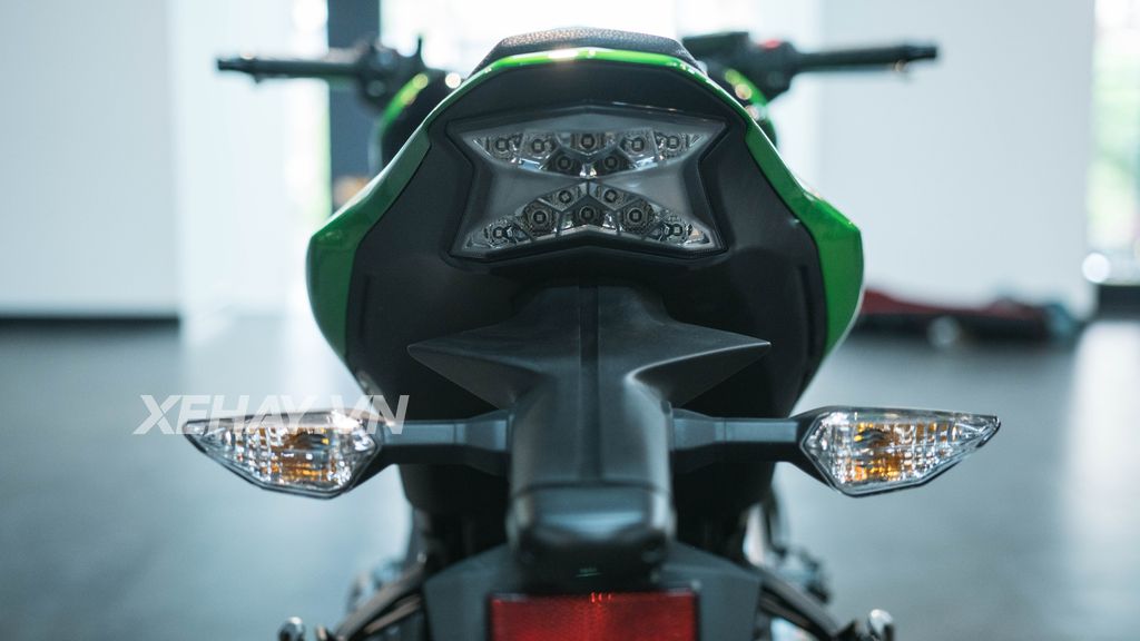 Cận cảnh Kawasaki Z900 - Kẻ thay thế “đàn anh” Z800 mới ra mắt tại Việt Nam