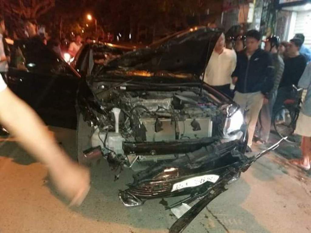 Hải Phòng: Lái xe Toyota Camry gây tai nạn liên hoàn cố thủ, người dân giận dữ đập kính ô tô