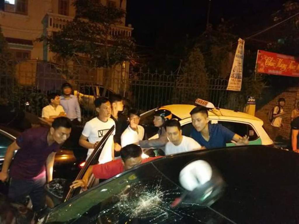 Hải Phòng: Lái xe Toyota Camry gây tai nạn liên hoàn cố thủ, người dân giận dữ đập kính ô tô